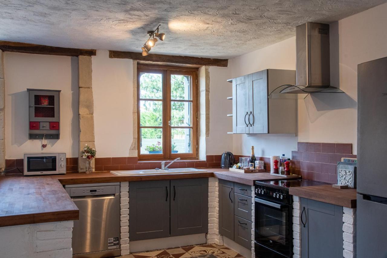 Lavender House - Traditional Stone House Oozing Charm And Character Cersay Exterior photo