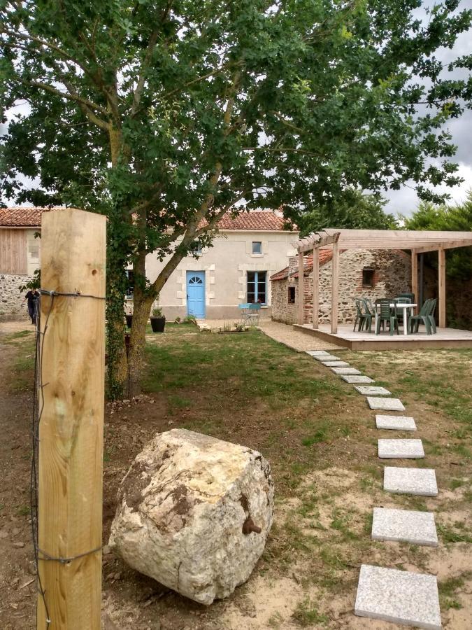 Lavender House - Traditional Stone House Oozing Charm And Character Cersay Exterior photo